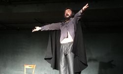 Erdem Topuz, 'Bir Delinin Hatıra Defteri' oyunuyla İstanbul'da seyirciyle buluşacak