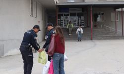 Erzurum'da polis, taşınan üniversite öğrencisinin eşyalarının taşınmasına aracıyla yardım etti