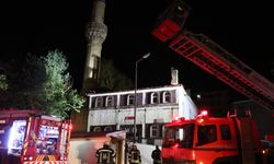 Erzurum'da tarihi caminin çatısında çıkan yangın söndürüldü