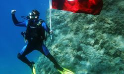 Fethiye'de Cumhuriyet Bayramı'nı su altında bayrak açarak kutladılar