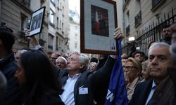 Fransa'da hapse girecek olan eski Cumhurbaşkanı Sarkozy'ye destek gösterisi