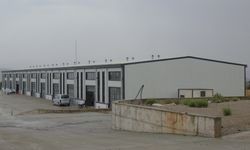 Gaziantep'te afetzede esnaf için yapılan 50 iş yeri hak sahiplerine teslim edildi