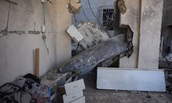 Gidecek yeri olmayan Filistinli aile evlerine düşen 'patlamaya hazır' bombayla yaşıyor