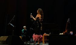 Gökçe Bahadır ve Emir Ersoy Bursa'da konser verdi