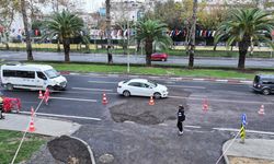 GÜNCELLEME 2 - Fatih'te kuvvetli sağanak nedeniyle yol çöktü