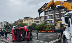 GÜNCELLEME - Büyükçekmece'de devrilen tır nedeniyle kapanan D-100 kara yolu Edirne istikameti trafiğe açıldı