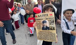 Hatay'da anaokulu öğrencileri Cumhuriyet'in ilanını duyuran gazete dağıttı