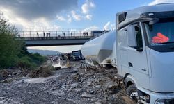 Hatay'da sağanak nedeniyle Toprakkale-İskenderun Otoyolu'nda araçlar mahsur kaldı
