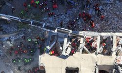 İçişleri Bakan Yardımcısı Aktaş'tan, Kocaeli'de çöken binanın enkazından sağ çıkarılan Dilara Bilir'e ziyaret