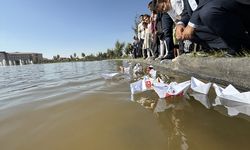 Iğdır'da çocukların yaptığı temsili Küresel Sumud Filosu gemileri gölette suyla buluştu
