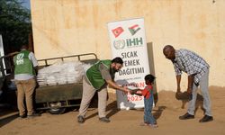 İHH'den iç savaşın yaşandığı Sudan'a 333 konteynerlik yardım