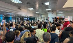 İsrail'in alıkoyduğu Küresel Sumud Filosu'na katılan Tunuslu aktivistler havaalanında karşılandı