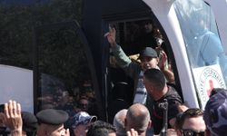 İsrail'in Ofer Hapishanesi'nden serbest bırakılan Filistinli esirlerin bir kısmı Ramallah'a ulaştı