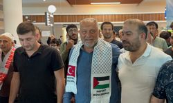 İsrail'in saldırıp alıkoyduğu Sumud Filosu'ndaki aktivist Turunç, Mersin'de karşılandı:
