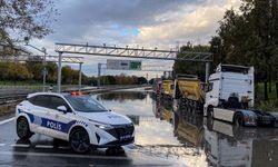 İstanbul'da sağanak nedeniyle su birikintisinin oluştuğu yollarda araçlar güçlükle ilerledi