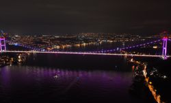 İstanbul'daki iki köprü meme kanseri farkındalığı için pembe renkle aydınlatıldı