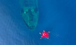 İzmir'de deniz polisleri 29 Ekim'i su altında bayrak açarak kutladı