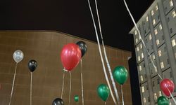 İzmir'de üniversite öğrencileri Filistin'e destek için gökyüzüne balonlar bıraktı