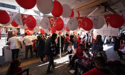 İzmirli dönerci, 29 Ekim'de ikramlarıyla çocukları sevindirdi