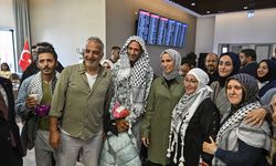 KADEM Mütevelli Heyet Başkanı Bayraktar, İsrail'in alıkoyduğu aktivistleri havalimanında karşıladı