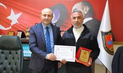 Kars'ta rahatsızlanan yolcuyu hastaneye yetiştiren şoföre teşekkür plaketi verildi