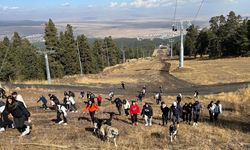 Kars'ta üniversite öğrencileri doğa yürüyüşü sırasında kayak pistinde temizlik yaptı