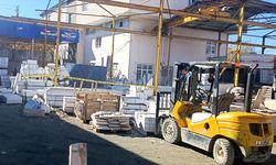 Kars'ta üzerine mermer tabla düşen iş yeri sahibi öldü