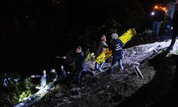 Kastamonu'da devrilen tırda sıkışan sürücü yaklaşık 2 saat süren çalışmanın ardından kurtarıldı