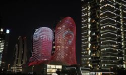 Katar'daki sembol binalar Cumhuriyet Bayramı dolayısıyla Türk bayrağıyla ışıklandırıldı