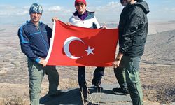 Kırşehirli dağcılar, Cumhuriyet'in 102. yılını 1823 metre yükseklikte kutladı