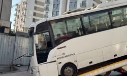 Kocaeli'de binanın duvarına çarpan midibüsteki 3'ü polis 7 kişi yaralandı