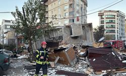 Kocaeli'de çöken 7 katlı binanın enkazında arama kurtarma çalışmaları sürüyor