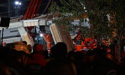 Kocaeli'de çöken binanın enkazında bilirkişi heyeti inceleme yapıyor