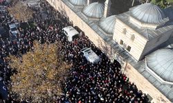 Kocaeli'de çöken binanın enkazından kurtarılan Dilara ile ilk temas kurulması kamerada