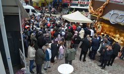 Kocaeli'de kuyumcu açılışında altın ve saat hediye edilmesi yoğunluğa neden oldu