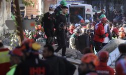 Kocaeli'nin Gebze ilçesinde çöken binanın enkazından 8 saatlik çalışma sonucu 18 yaşındaki Dilara Bilir sağ çıkarıldı