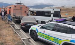 Kütahya'da Karayolları aracına çarpan karavanın sürücüsü öldü, eşi yaralandı
