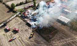 Kütahya'da odunlukta başlayıp ev ile bahçedeki araçlara sıçrayan yangın söndürüldü