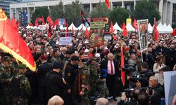 Lahey'de yargılanan eski Kosova Kurtuluş Ordusu komutanları için Arnavutluk'ta destek gösterisi