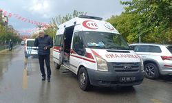 Manisa'da sırtından bıçakla yaralanan kişi hastaneye kaldırıldı