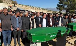 Mersin'de midibüs ile otomobilin çarpıştığı kazada ölen 3 kişinin cenazesi defnedildi