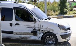 Muğla'da ambulansla çarpışan hafif ticari araçtaki 2 kişi yaralandı