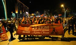 Muş'ta Cumhuriyet'in 102. yıl dönümü fener alayı ile kutlandı