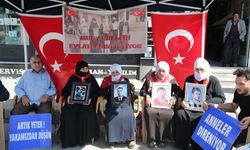 Muş'ta evlatlarına kavuşmak isteyen aileler, DEM Parti önündeki eylemlerini sürdürdü