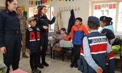 Muş'ta jandarma ekiplerinden köy okulundaki öğrencilere kışlık kıyafet yardımı