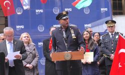 New York'un finans merkezi Wall Street'te, Cumhuriyet Bayramı nedeniyle göndere Türk bayrağı çekildi