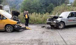Samsun'da otomobil ile hafif ticari aracın çarpıştığı kazada 3 kişi yaralandı