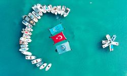 Samsun'da teknelerle denizde ay yıldız oluşturuldu