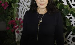 Sanatçı Yeşim Salkım kız çocukları yararına Bodrum'da konser verdi