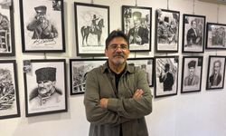 Sanatçı Yüksel Akman, kara kalemle Mustafa Kemal Atatürk'ün hayatını resmetti